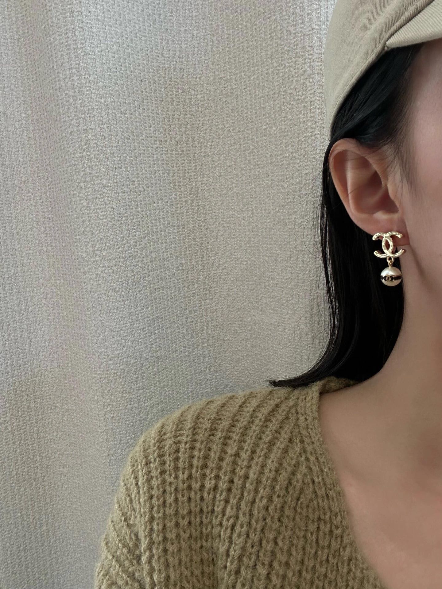 CCE143 Pearl bean black enamel double C earring - ccjewelryacc