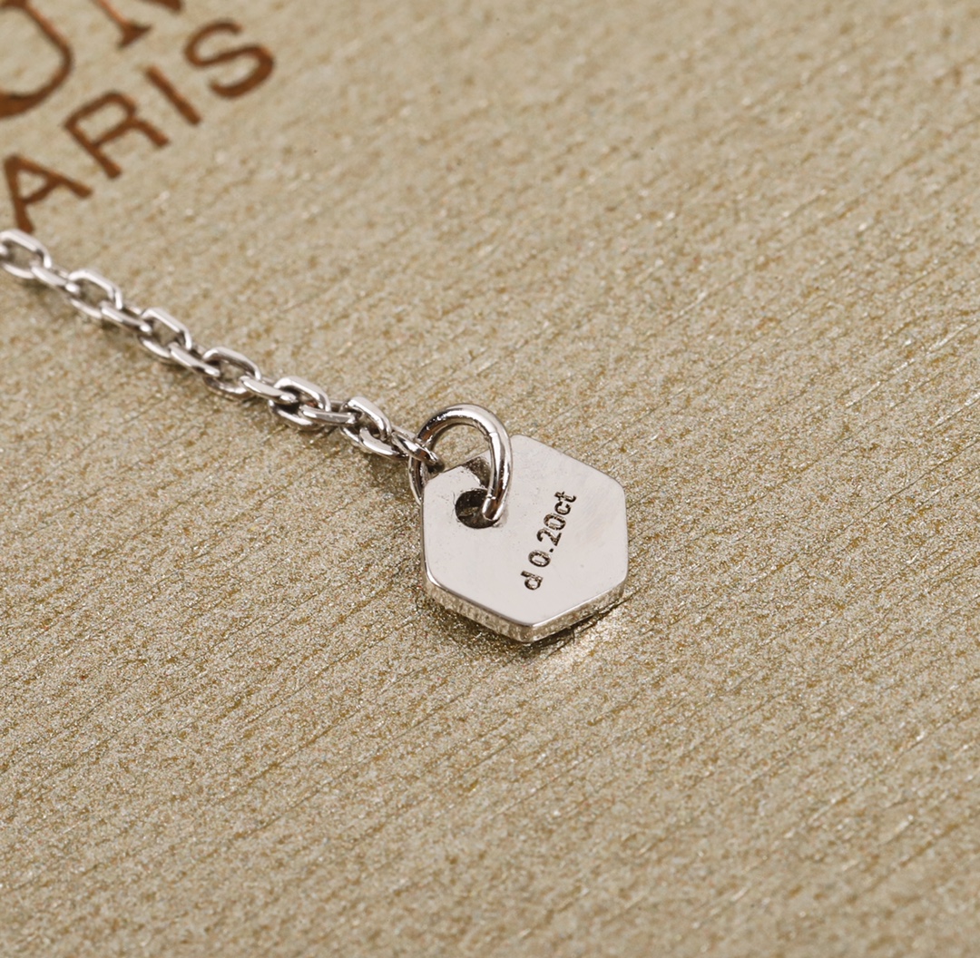 CMNV001 V-Gold diamond Bee My Love Pendant necklace - ccjewelryacc