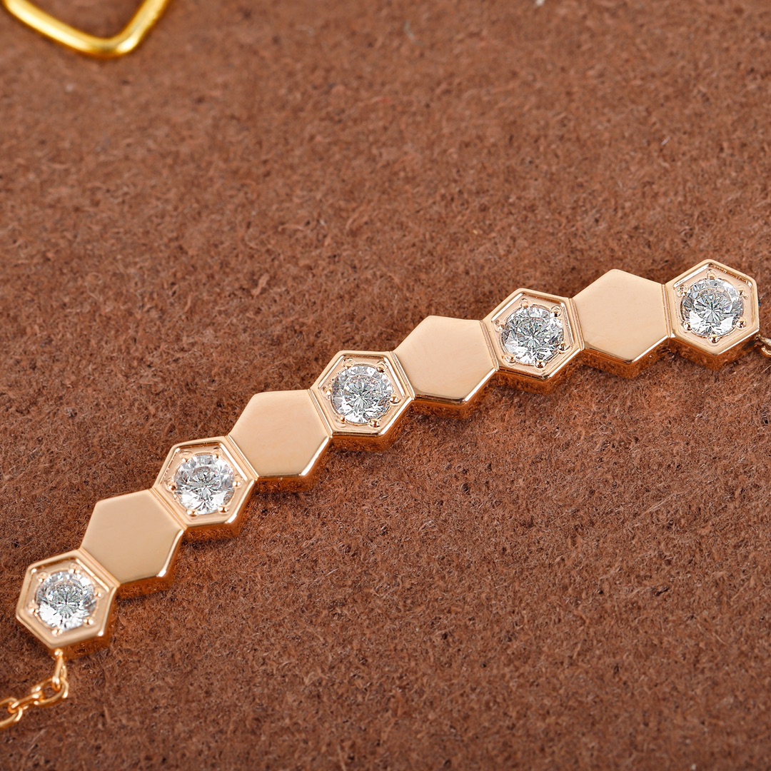 CMNV001 V-Gold diamond Bee My Love Pendant necklace - ccjewelryacc