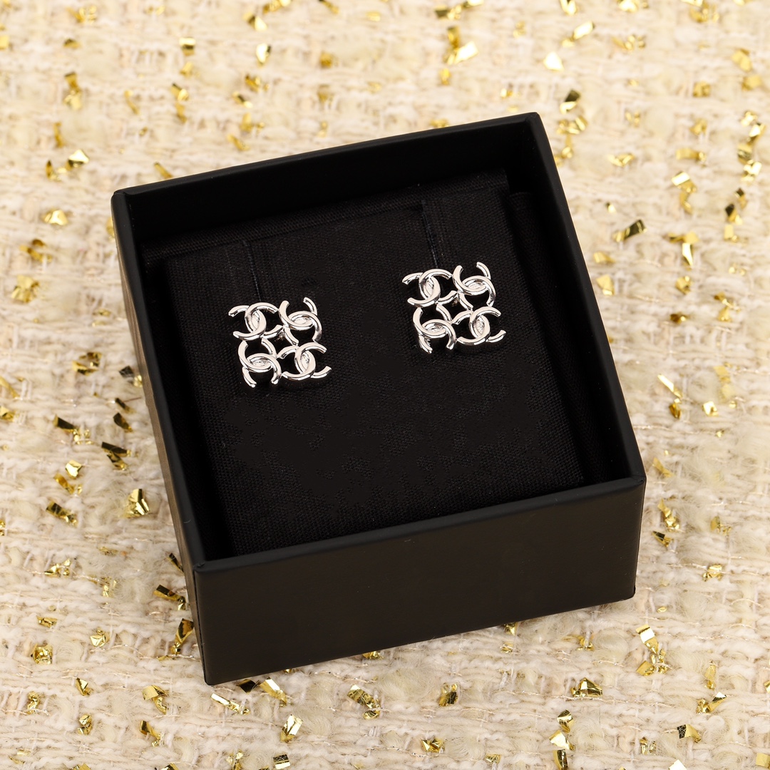 CCE853 Metal cc logo stud earring - ccjewelryacc