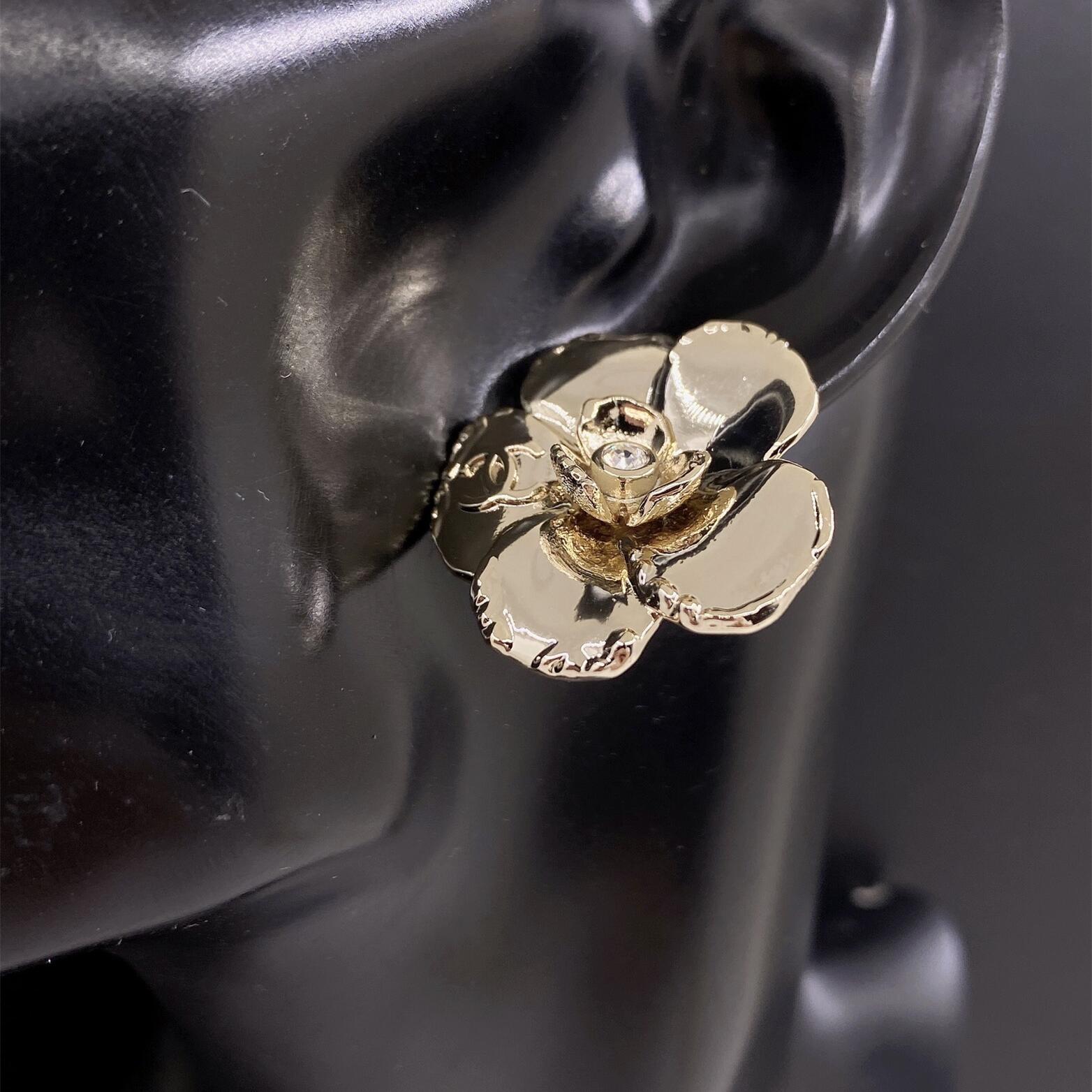 CCE871 24B camellia with cc logo earring - ccjewelryacc