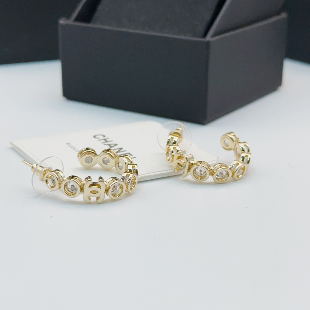 CCE862 24B Metal Crystal cc logo Hoop earring - ccjewelryacc