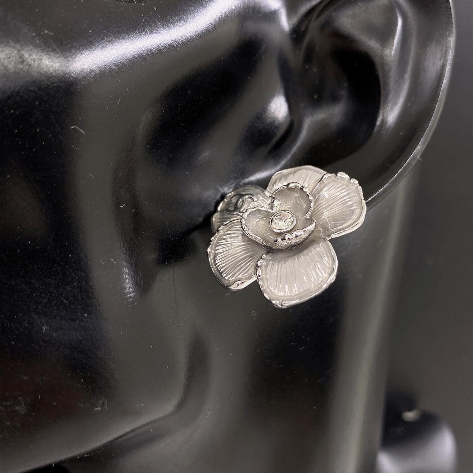 CCE871 24B camellia with cc logo earring - ccjewelryacc