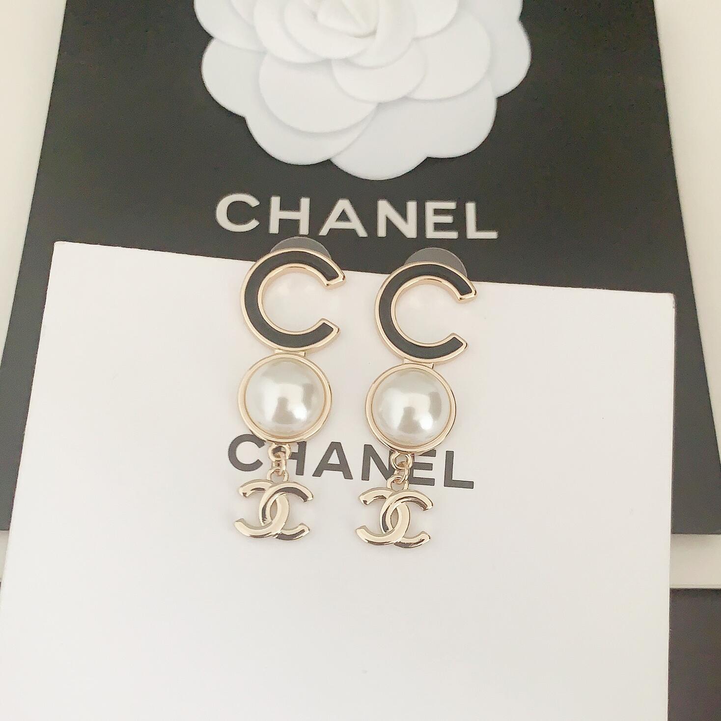 CCE870 24B Metal pearl cc logo pendant earring - ccjewelryacc
