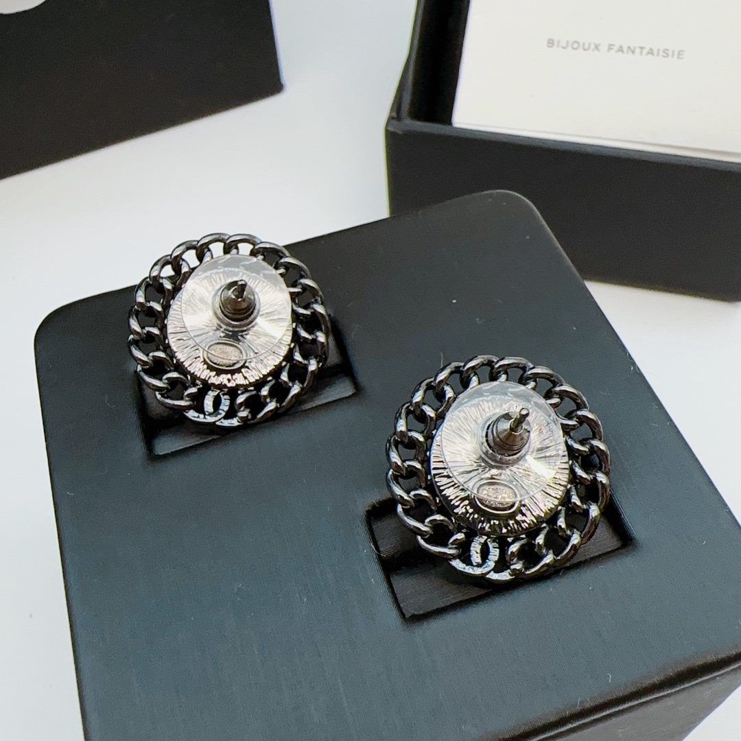 CCE864 24B Metal Black Round cc logo stud earring - ccjewelryacc