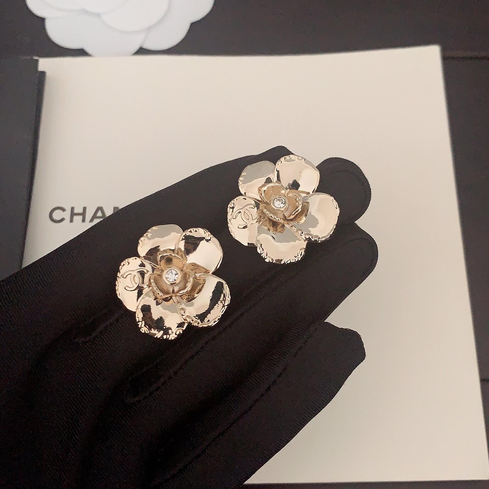 CCE871 24B camellia with cc logo earring - ccjewelryacc