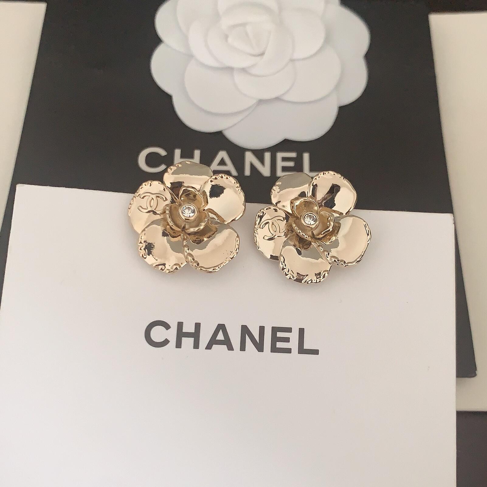 CCE871 24B camellia with cc logo earring - ccjewelryacc