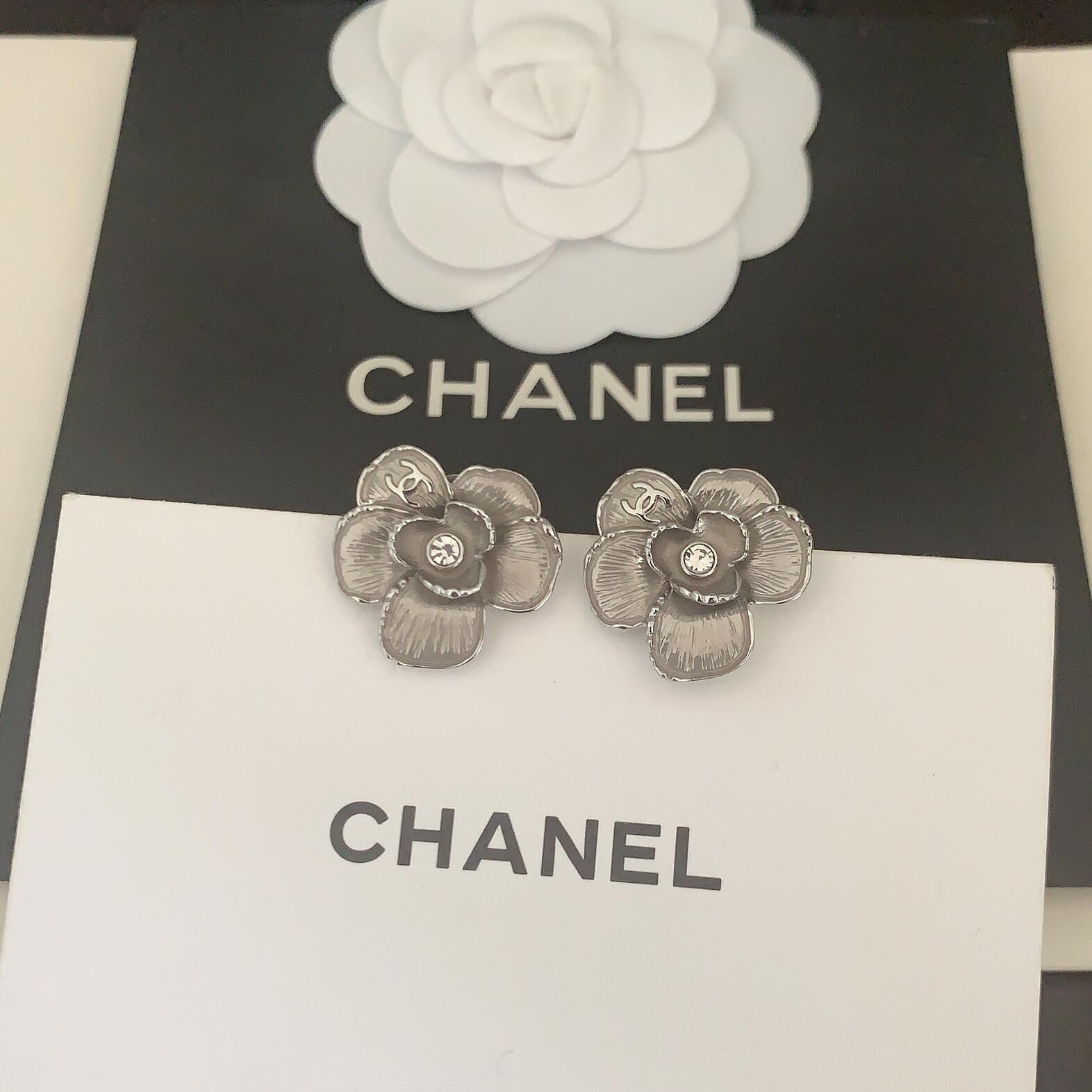 CCE871 24B camellia with cc logo earring - ccjewelryacc