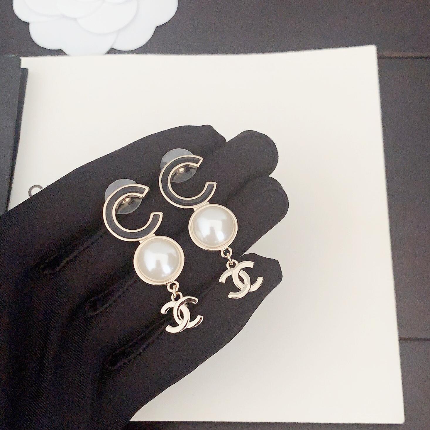 CCE870 24B Metal pearl cc logo pendant earring - ccjewelryacc