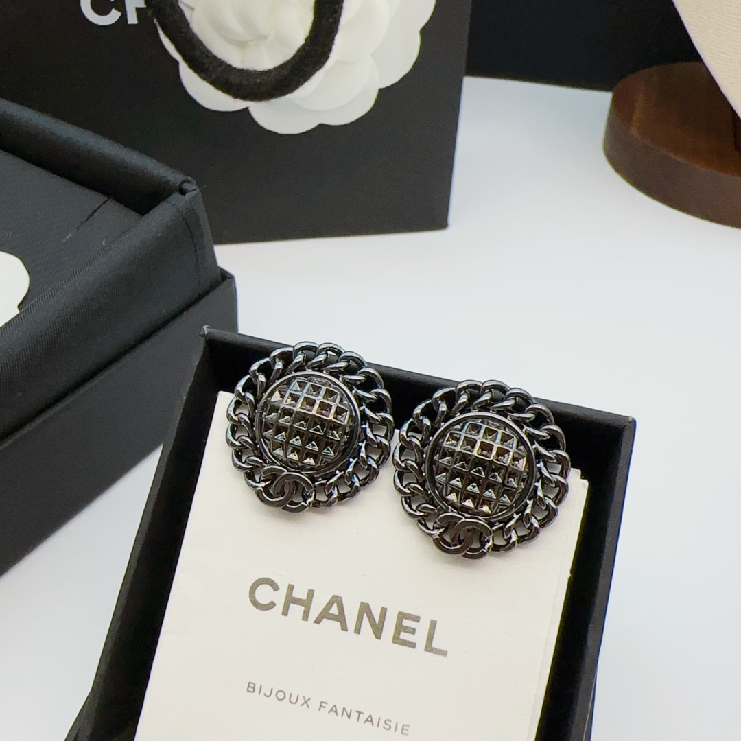 CCE864 24B Metal Black Round cc logo stud earring - ccjewelryacc