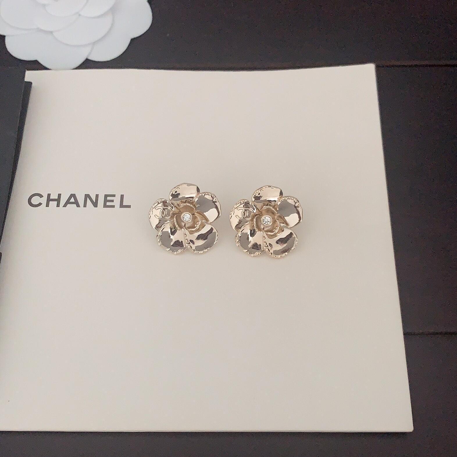 CCE871 24B camellia with cc logo earring - ccjewelryacc