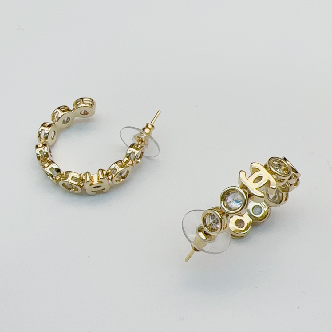 CCE862 24B Metal Crystal cc logo Hoop earring - ccjewelryacc