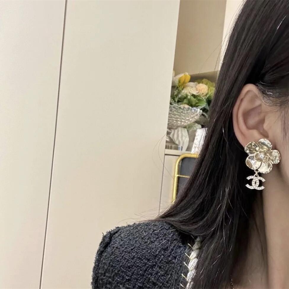 CCE871 24B camellia with cc logo earring - ccjewelryacc