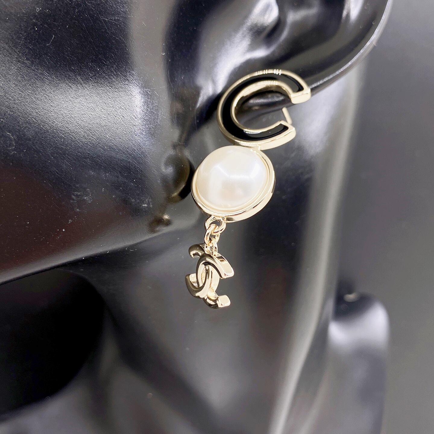 CCE870 24B Metal pearl cc logo pendant earring - ccjewelryacc