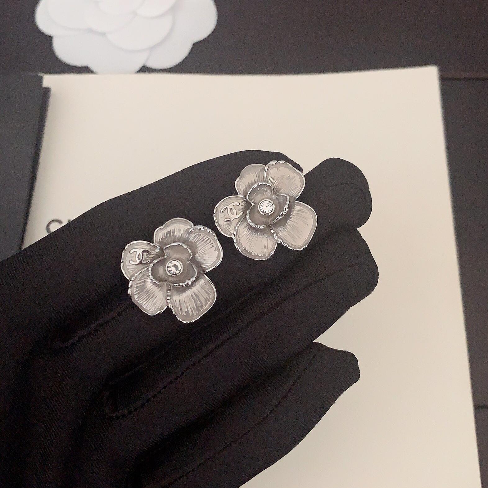 CCE871 24B camellia with cc logo earring - ccjewelryacc