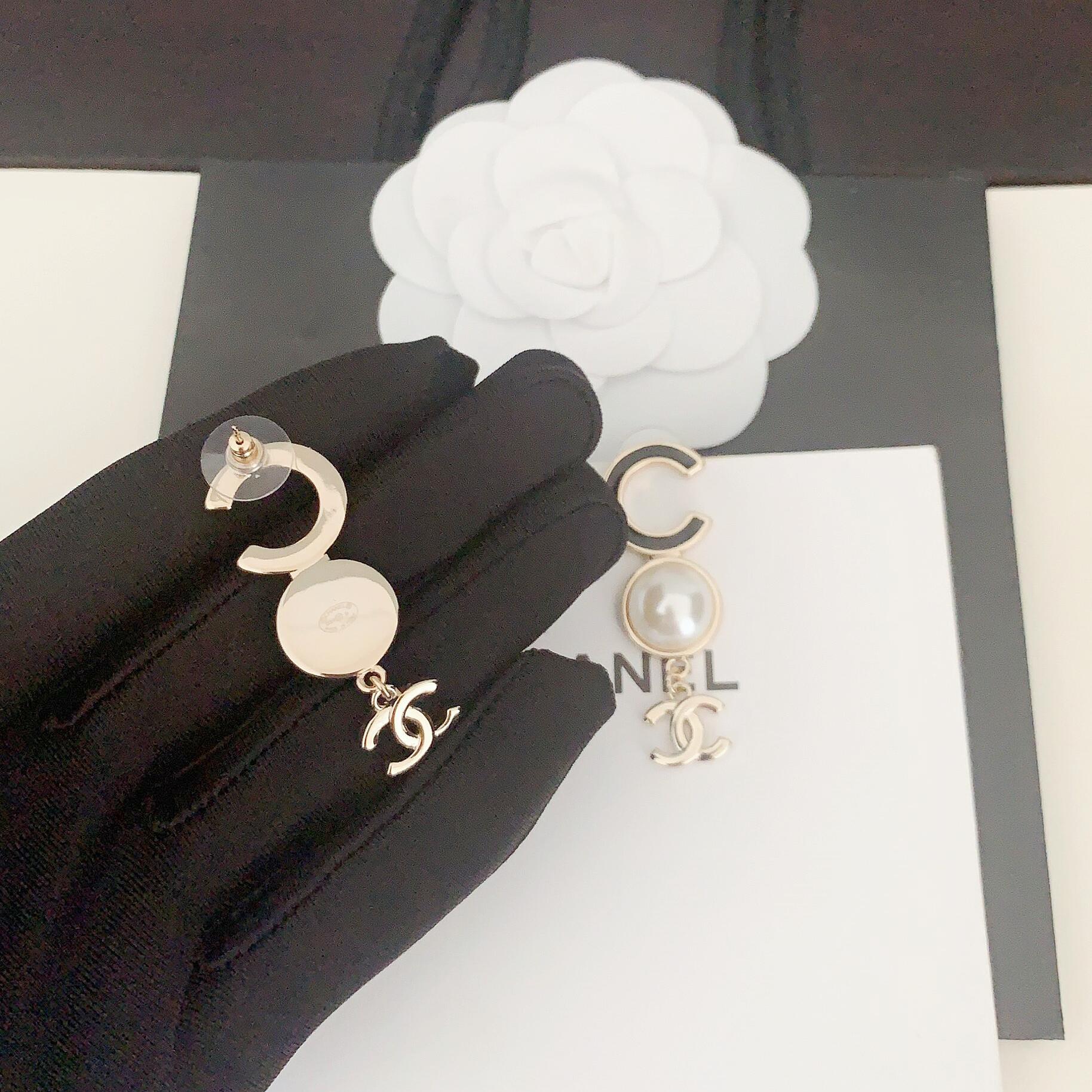 CCE870 24B Metal pearl cc logo pendant earring - ccjewelryacc