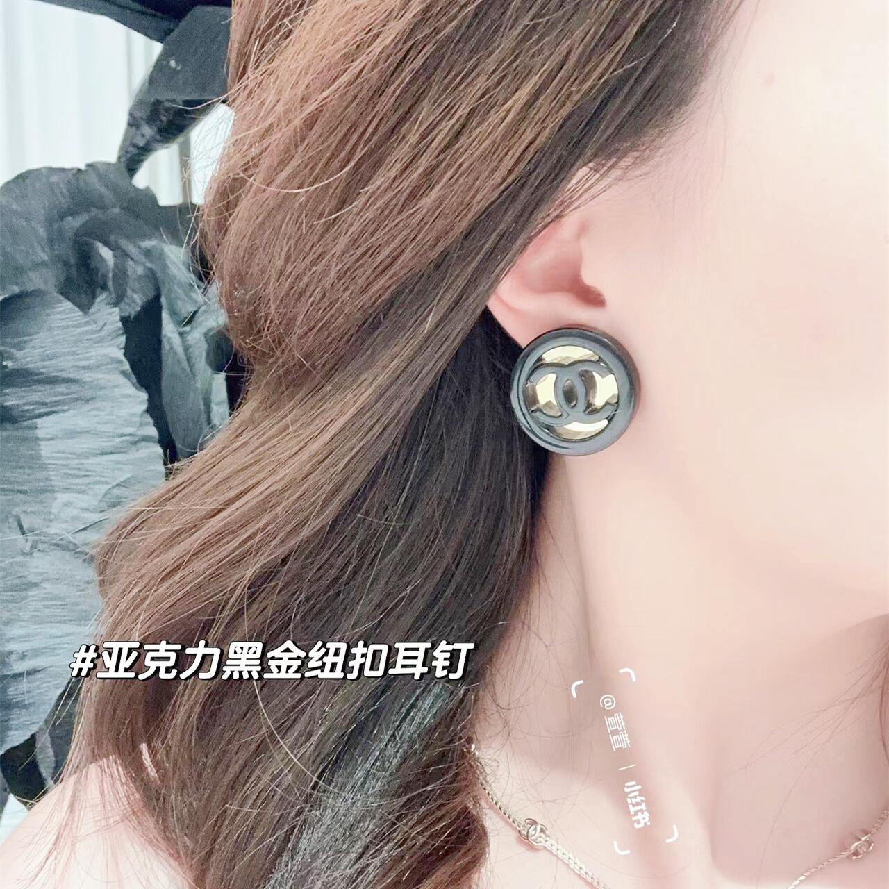 CCE869 24B Metal acrylic cc logo earring - ccjewelryacc