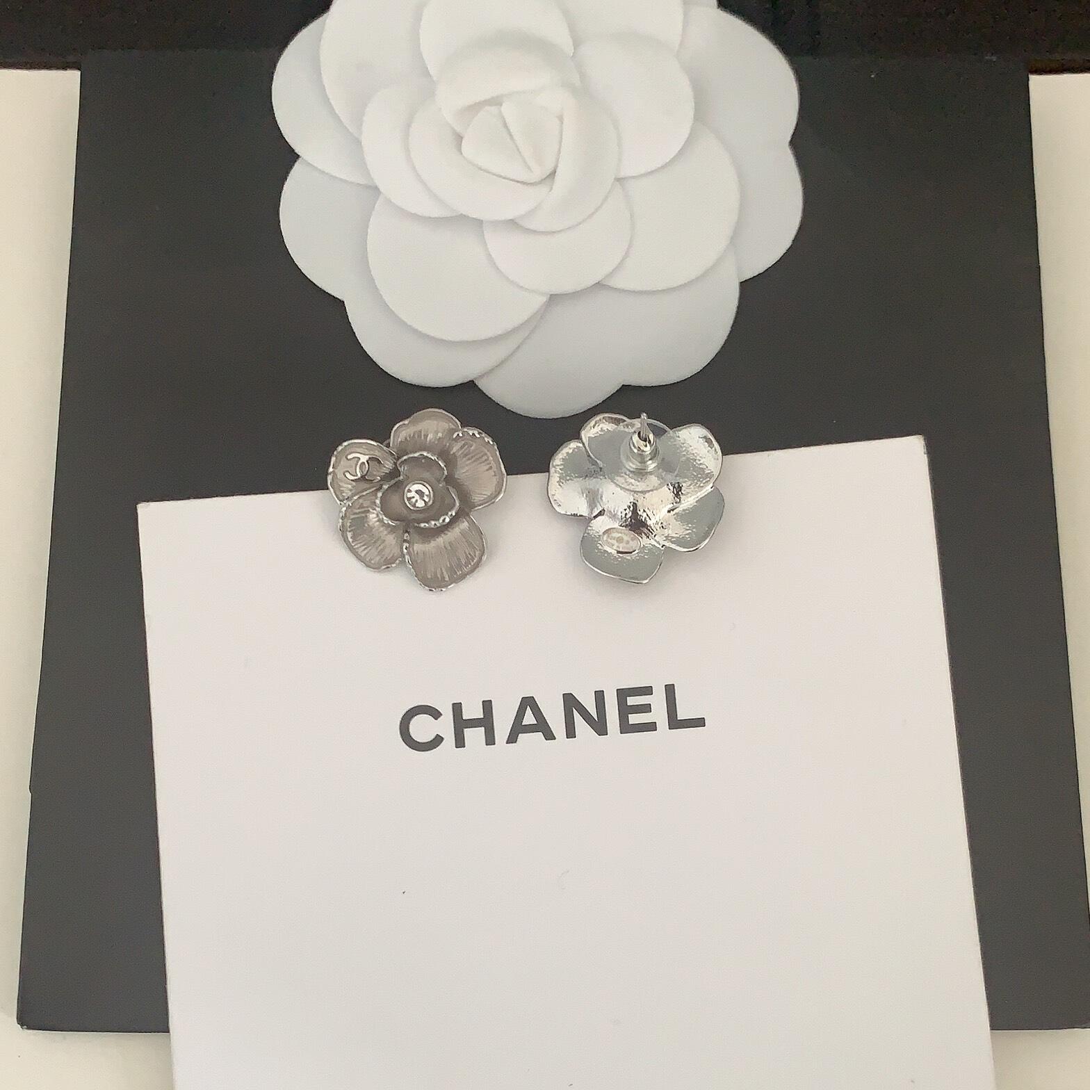 CCE871 24B camellia with cc logo earring - ccjewelryacc