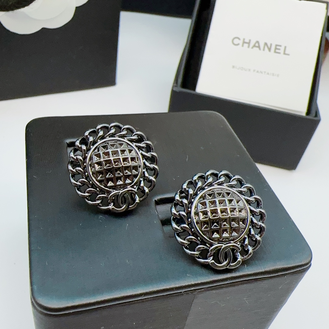 CCE864 24B Metal Black Round cc logo stud earring - ccjewelryacc