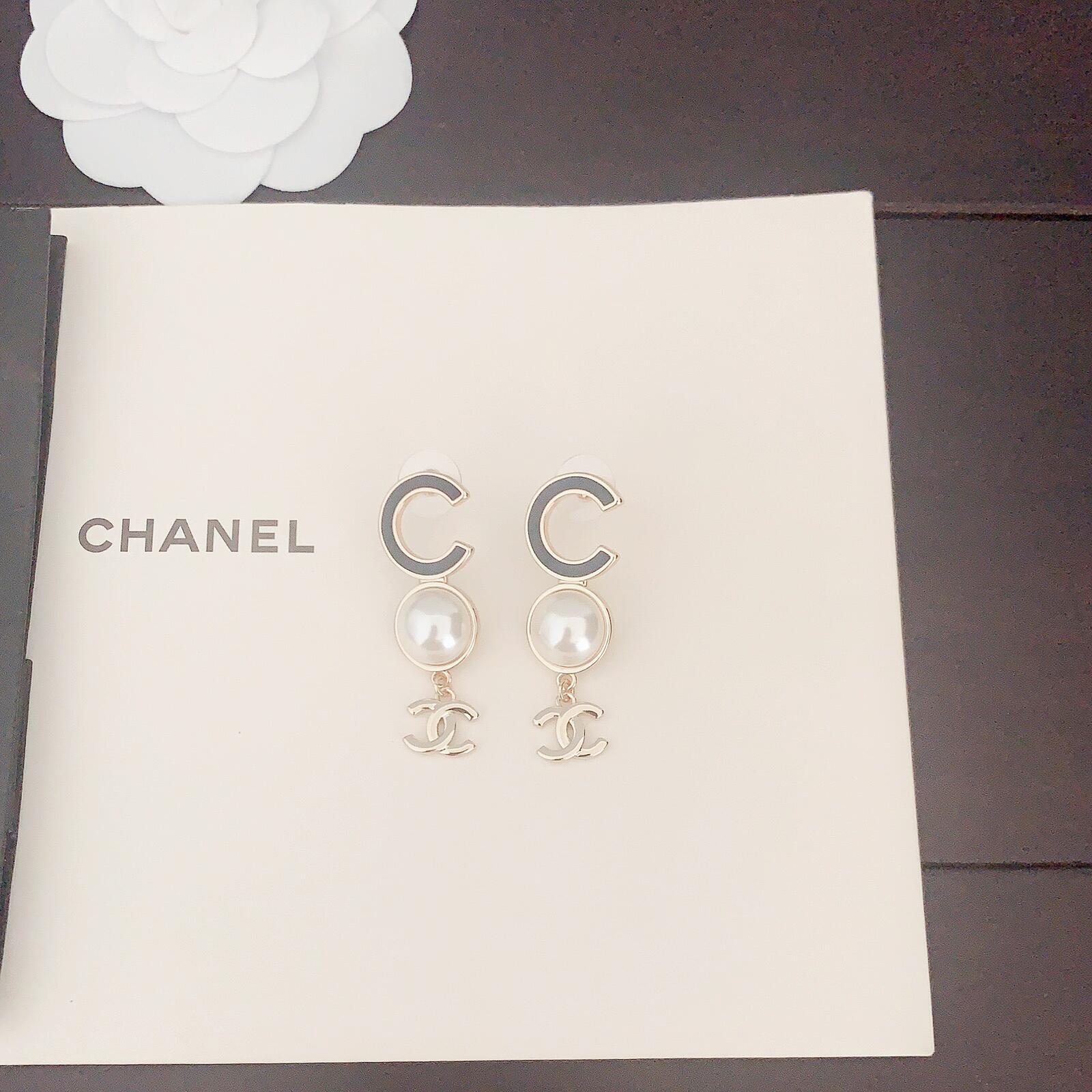 CCE870 24B Metal pearl cc logo pendant earring - ccjewelryacc