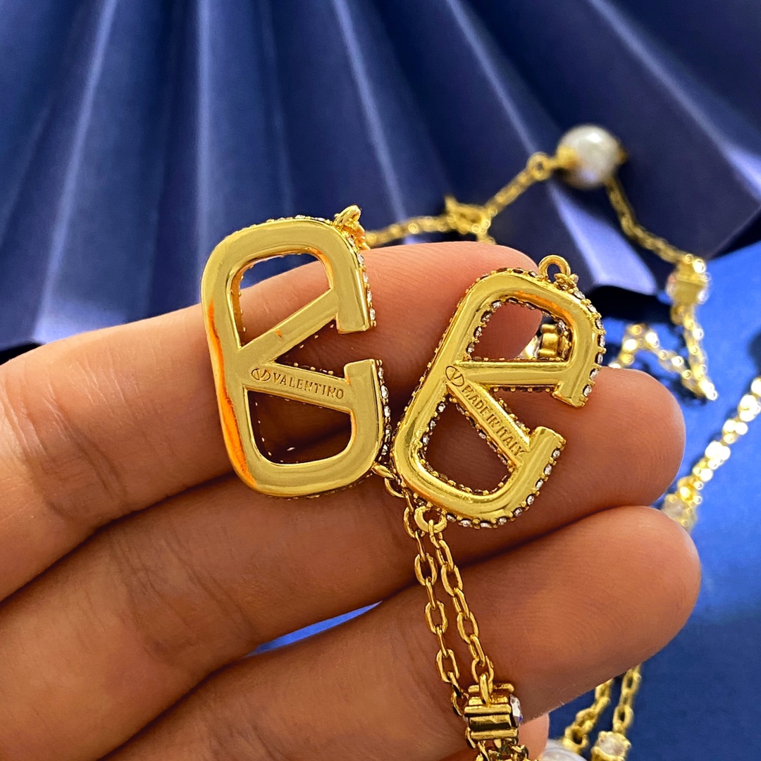 VTN040 Vlogo Signature Metal Necklace With Crystals And Pearls - ccjewelryacc