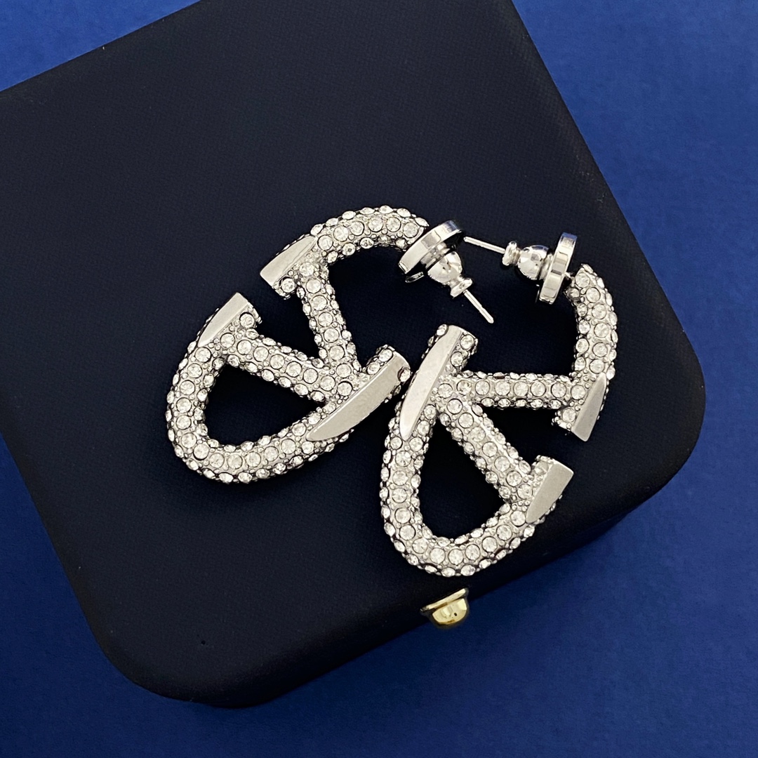VTE004 THE BOLD EDITION VLOGO METAL AND CRYSTAL EARRINGS - ccjewelryacc