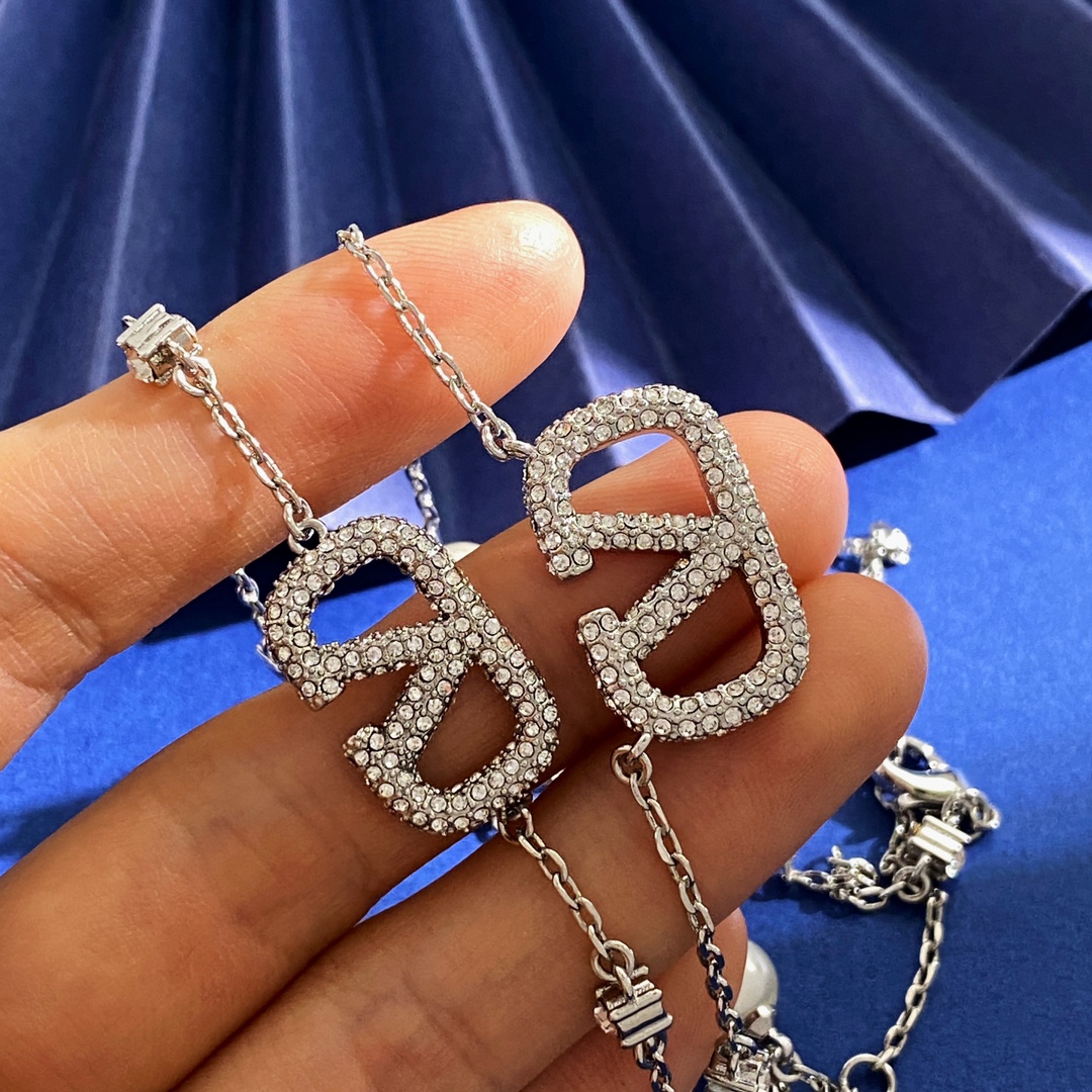 VTN040 Vlogo Signature Metal Necklace With Crystals And Pearls - ccjewelryacc