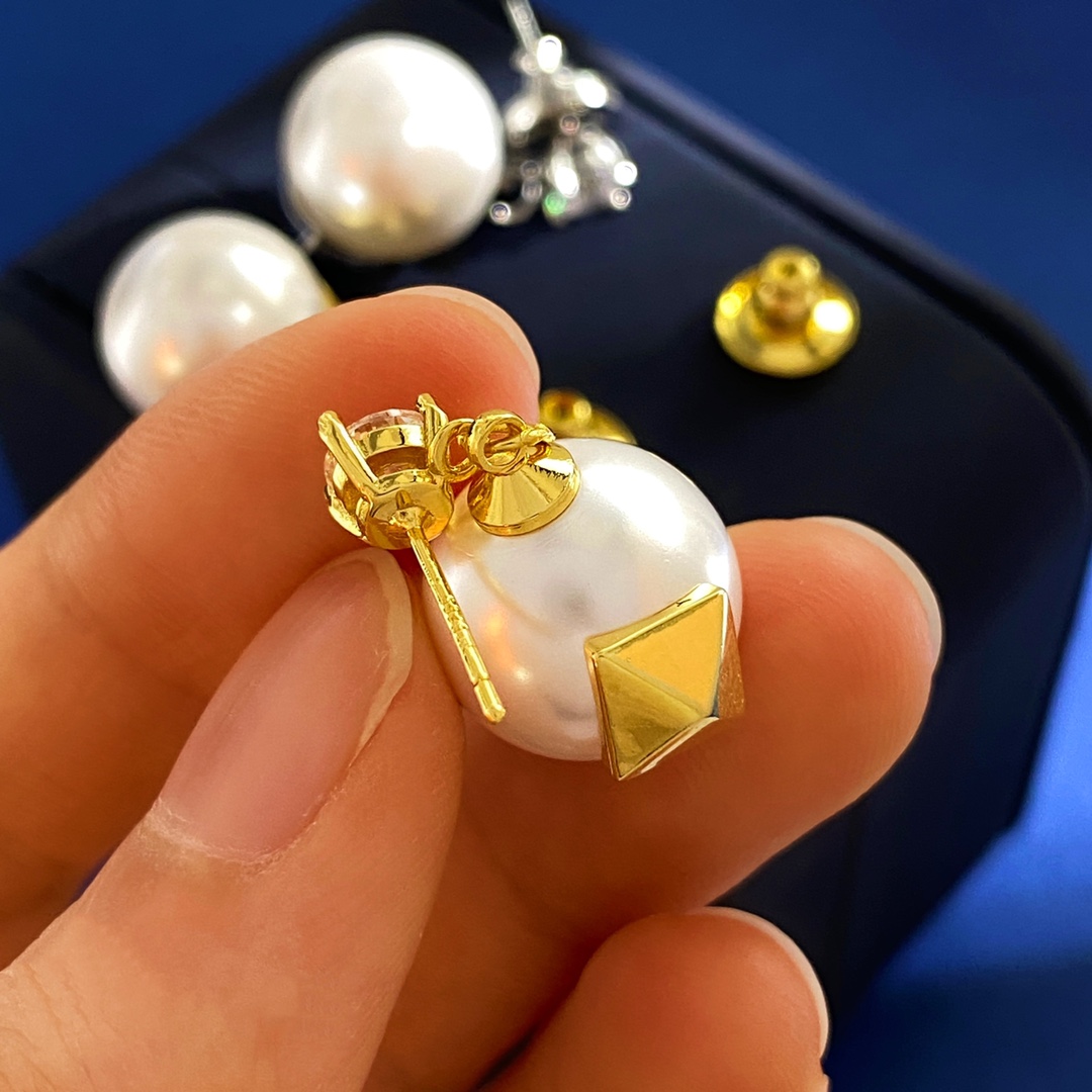 VTE008 Valentino Garavani Rockstud Pearl Earrings - ccjewelryacc