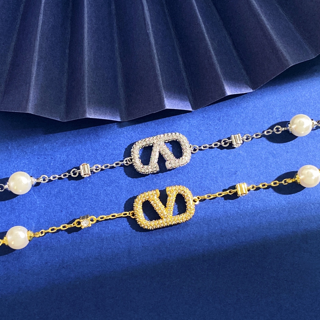 VTN040 Vlogo Signature Metal Necklace With Crystals And Pearls - ccjewelryacc