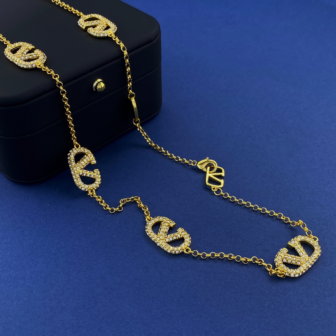 VTN004 Full crystal 8 V logo charm choker necklace - ccjewelryacc