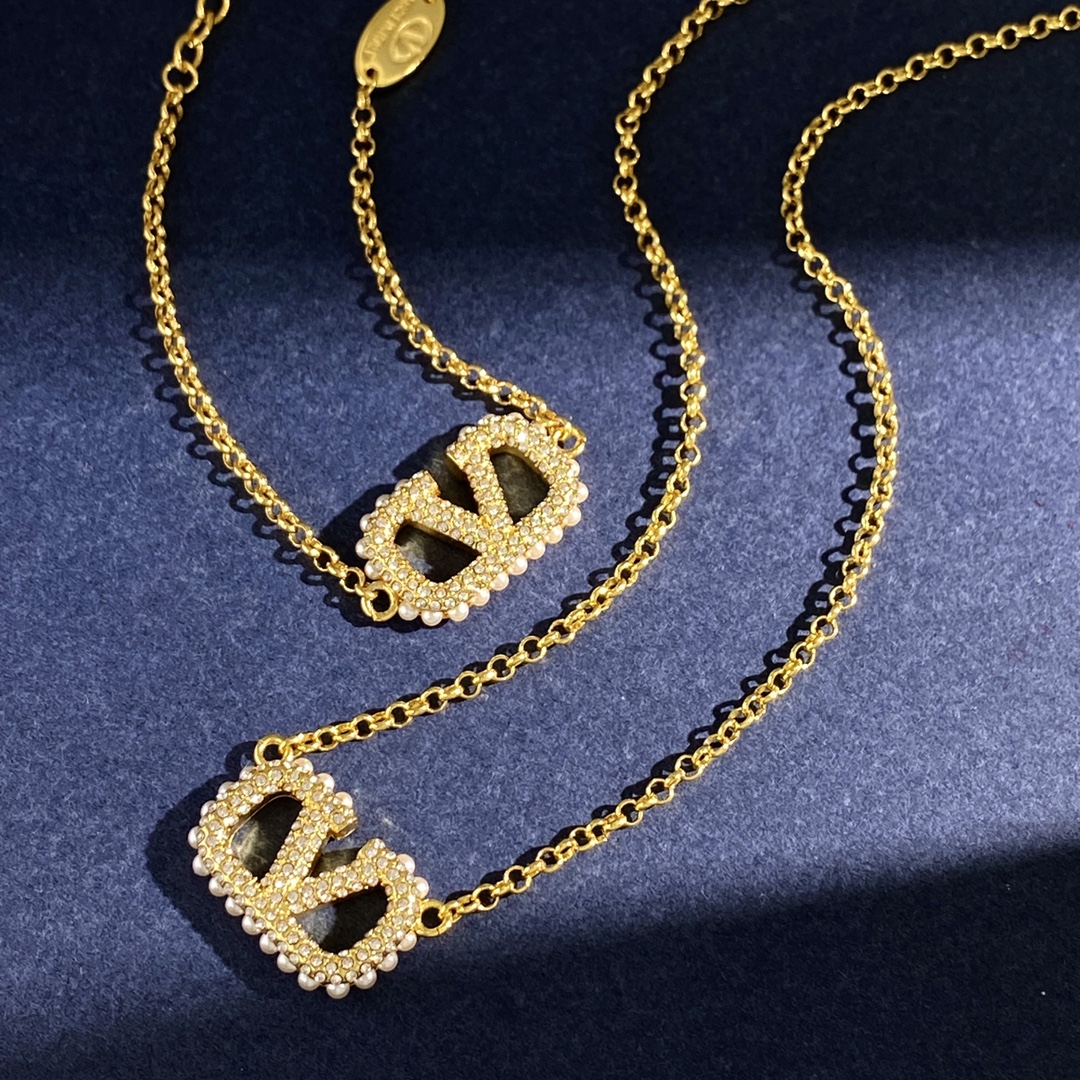 VTN045 Full crystal pearl VLOGO pendant Necklace - ccjewelryacc