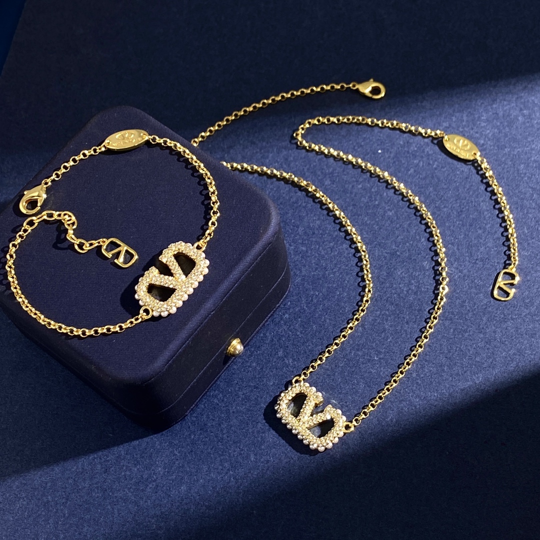 VTN045 Full crystal pearl VLOGO pendant Necklace - ccjewelryacc