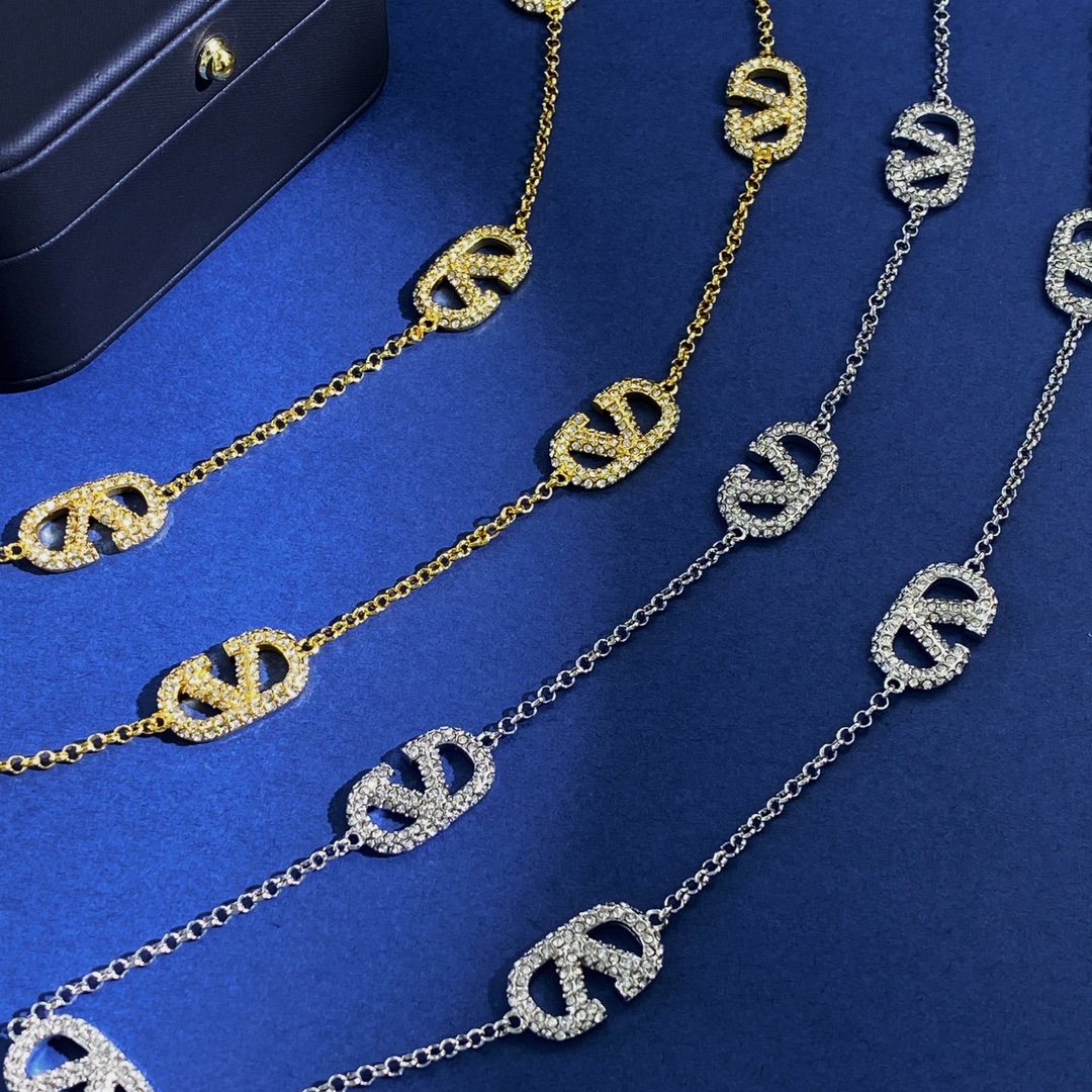 VTN004 Full crystal 8 V logo charm choker necklace - ccjewelryacc