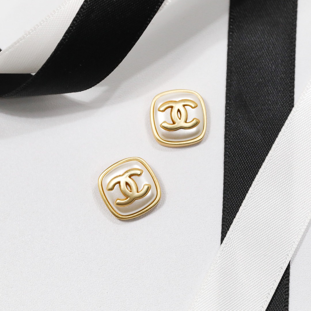 CCE609 Acrylic cc logo stud earring - ccjewelryacc