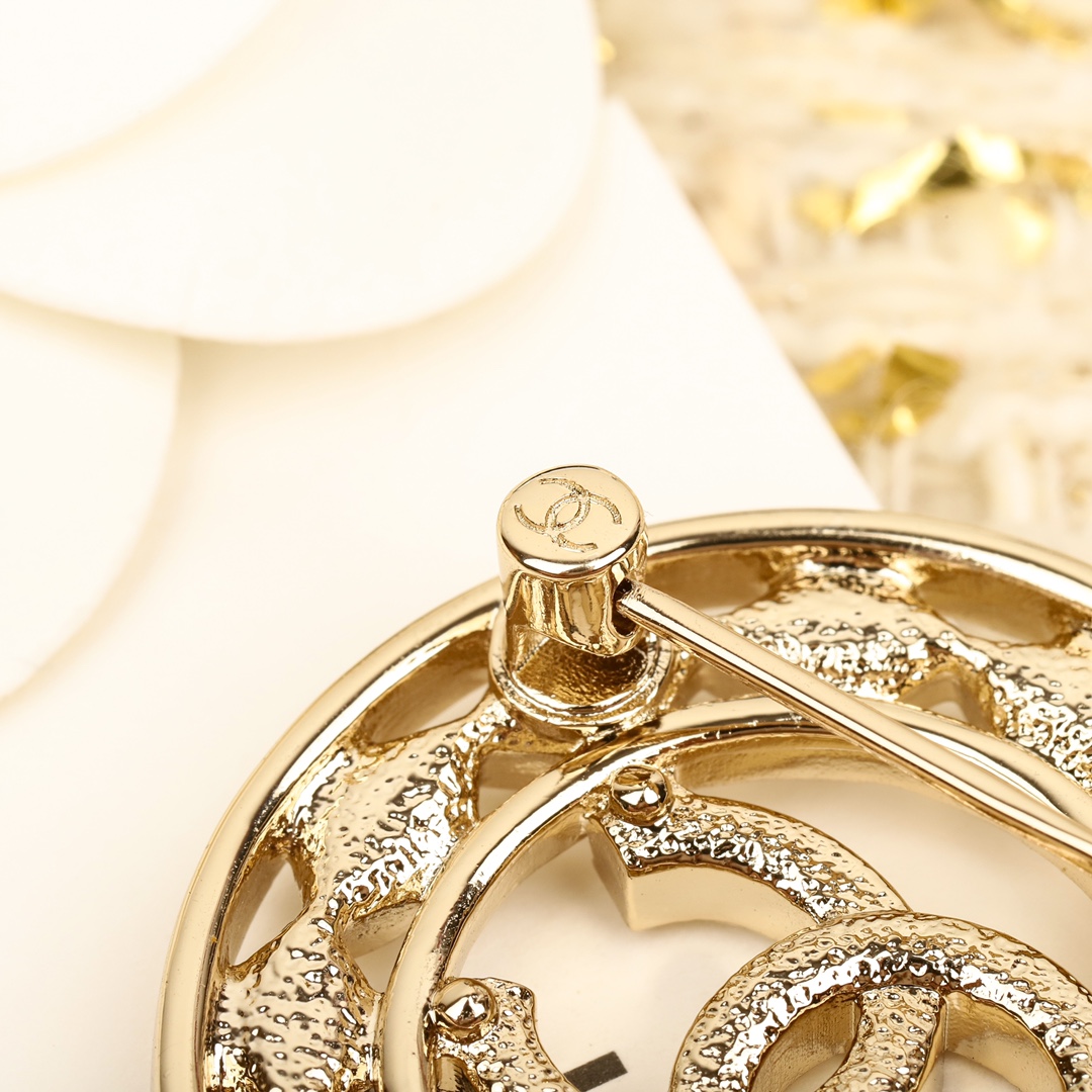 BCB446 24B Round cc logo brooch pin - ccjewelryacc