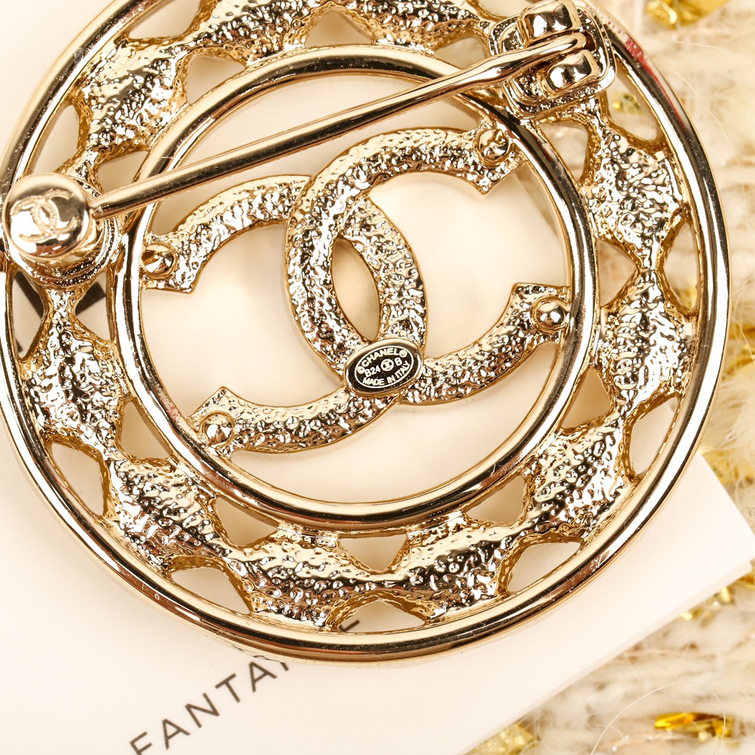 BCB446 24B Round cc logo brooch pin - ccjewelryacc