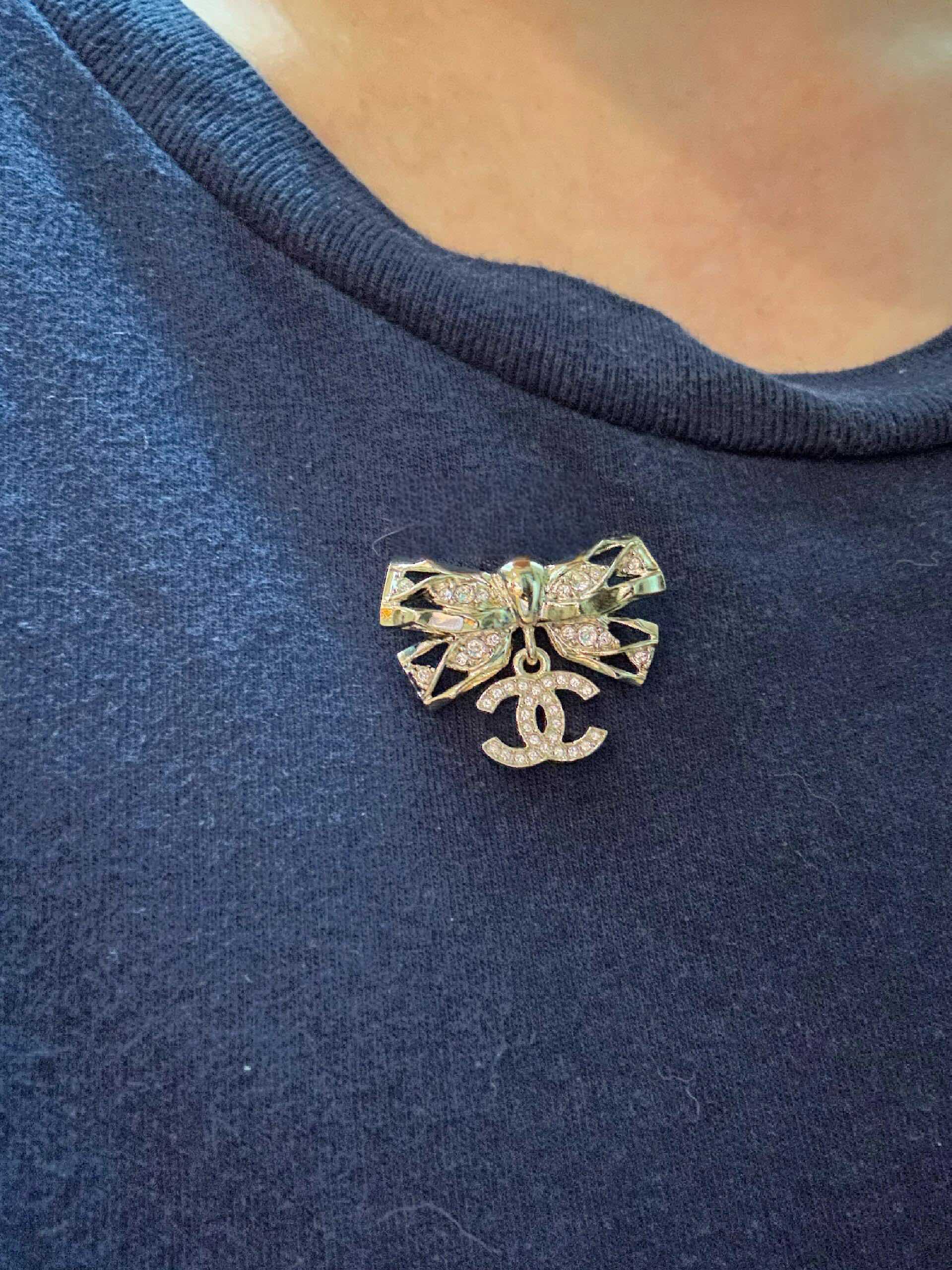 BCB441 24B bow cc logo Brooch pin - ccjewelryacc