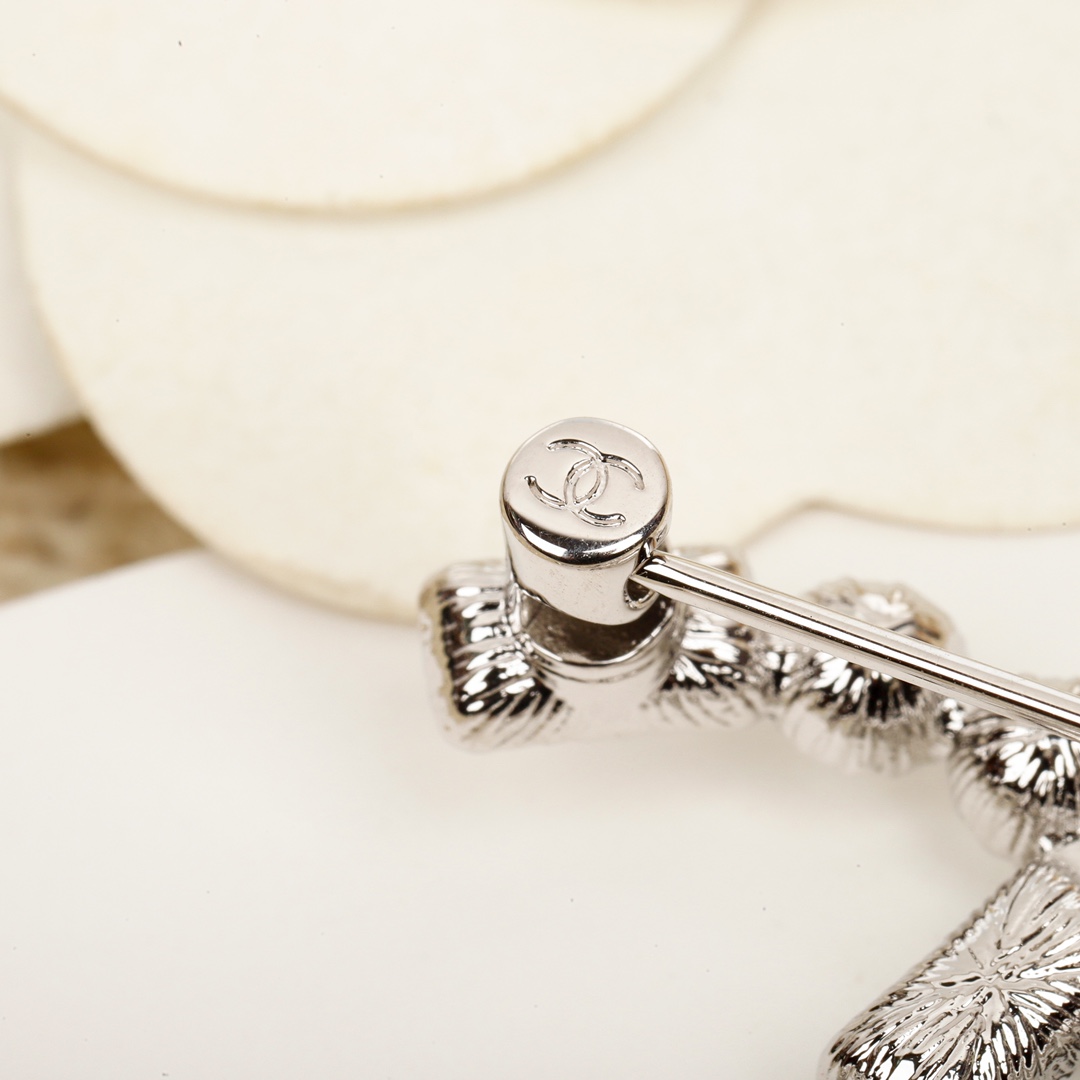 BCB018  White and black CC logo brooch - ccjewelryacc