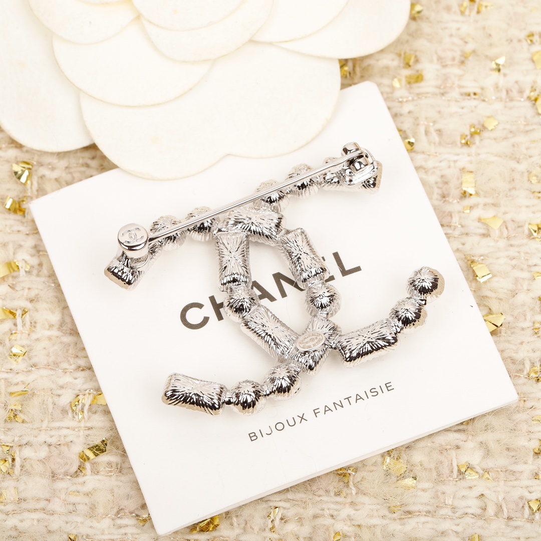 BCB018  White and black CC logo brooch - ccjewelryacc