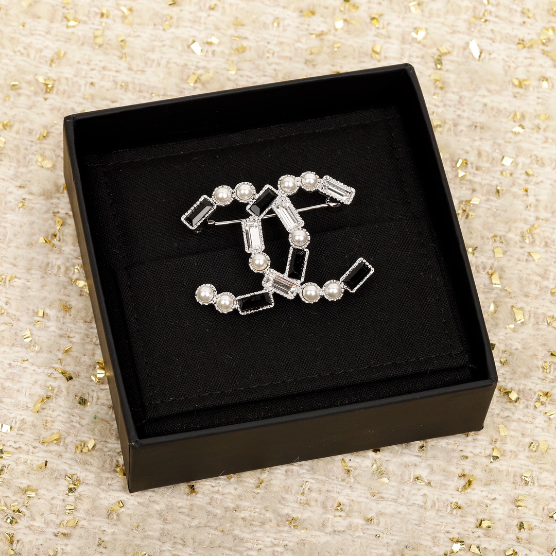 BCB018  White and black CC logo brooch - ccjewelryacc