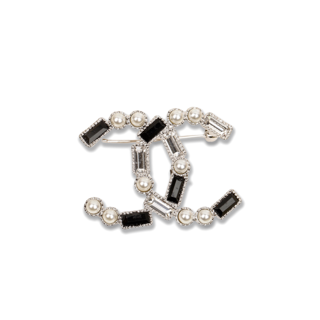 BCB018  White and black CC logo brooch - ccjewelryacc
