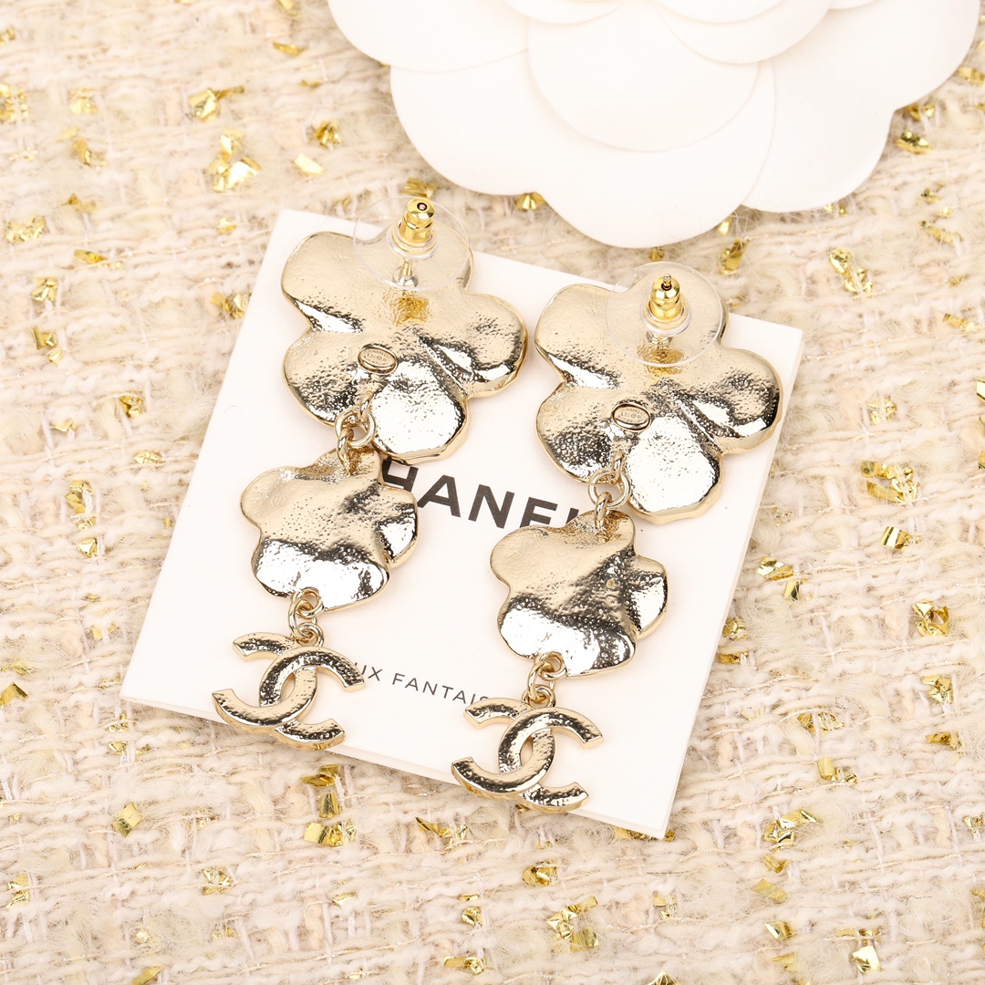 CCE871 24B camellia with cc logo earring - ccjewelryacc