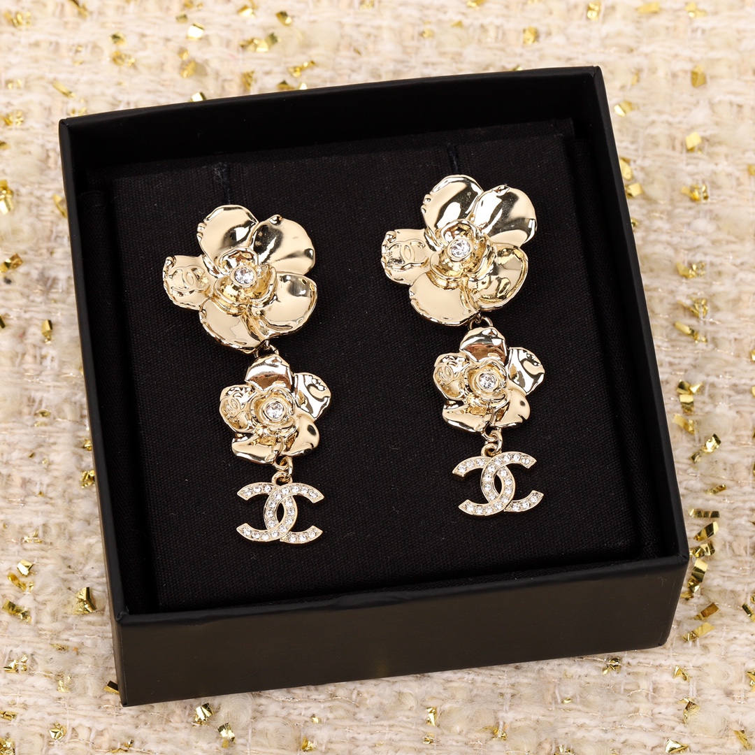CCE871 24B camellia with cc logo earring - ccjewelryacc