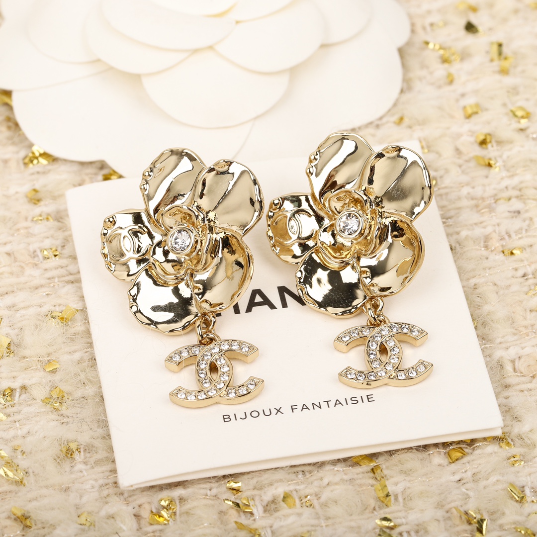 CCE871 24B camellia with cc logo earring - ccjewelryacc