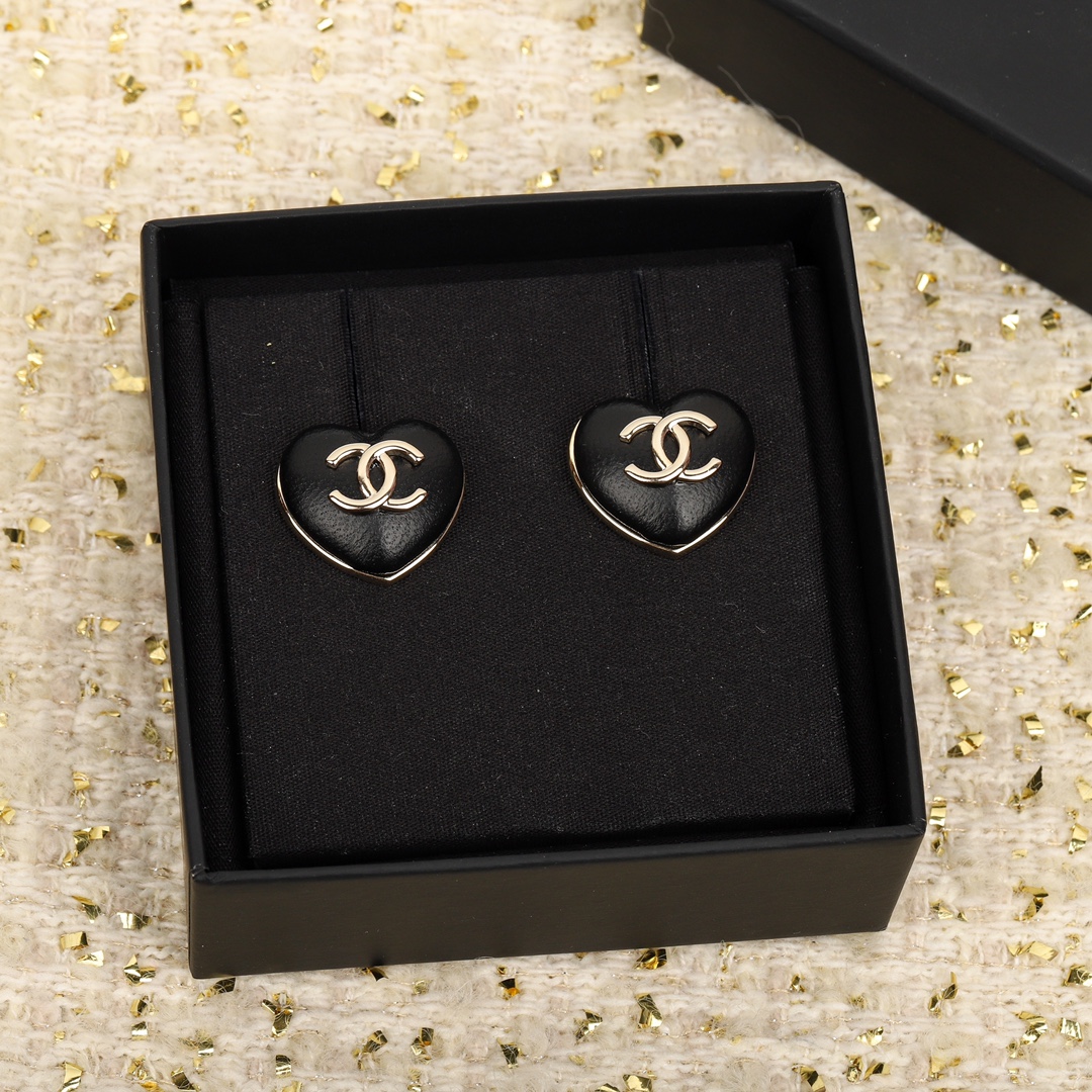 BCB045 22K Black leather heart with CC logo brooch large and small - ccjewelryacc