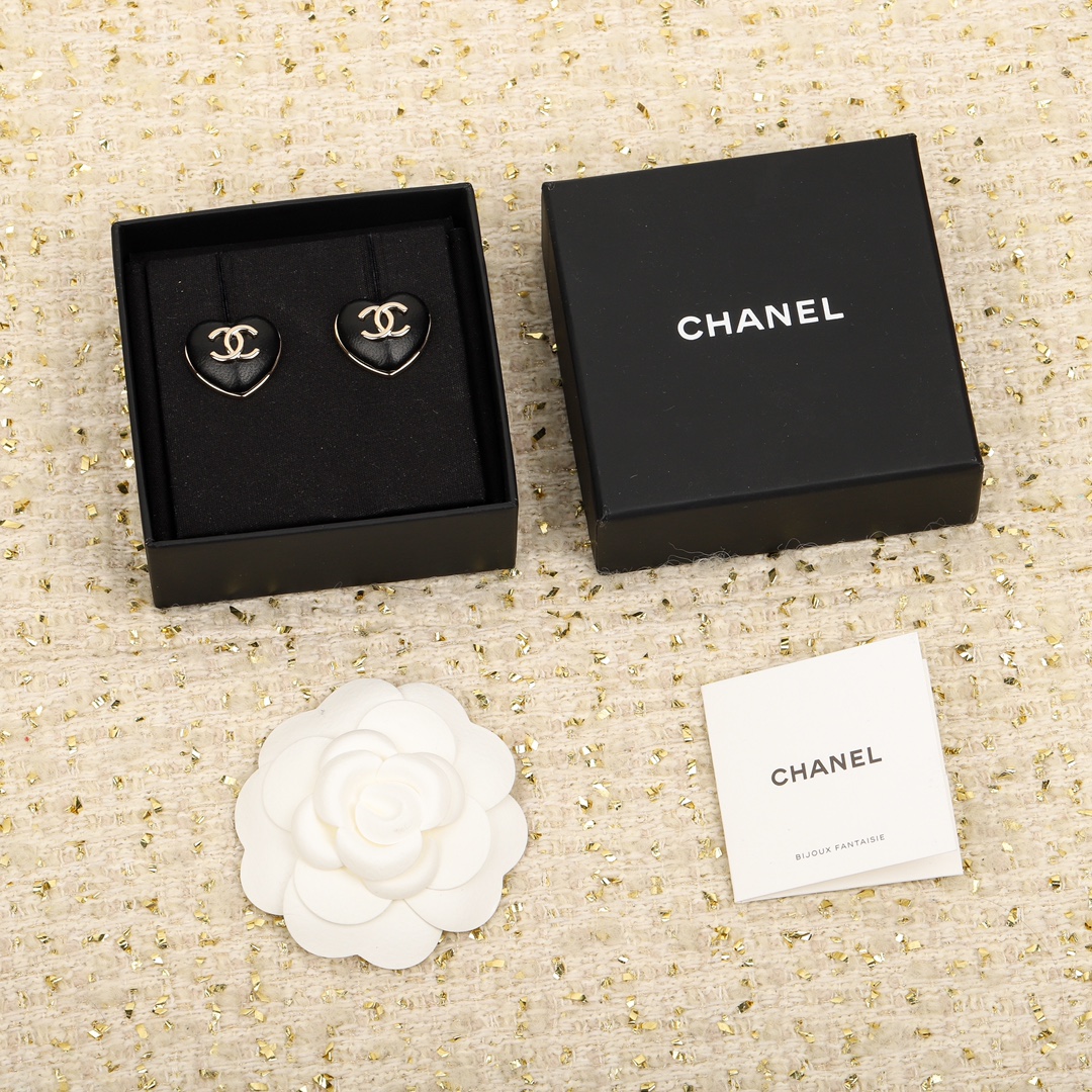 BCB045 22K Black leather heart with CC logo brooch large and small - ccjewelryacc