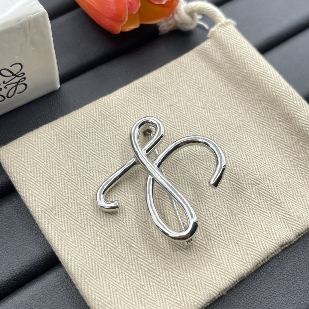 BLB001 L letter GOLD Logo brooch - ccjewelryacc