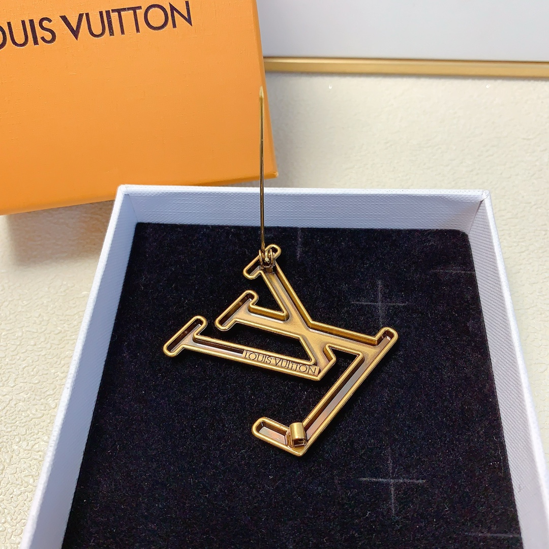 LVB003 louis lapel pin in metal - ccjewelryacc