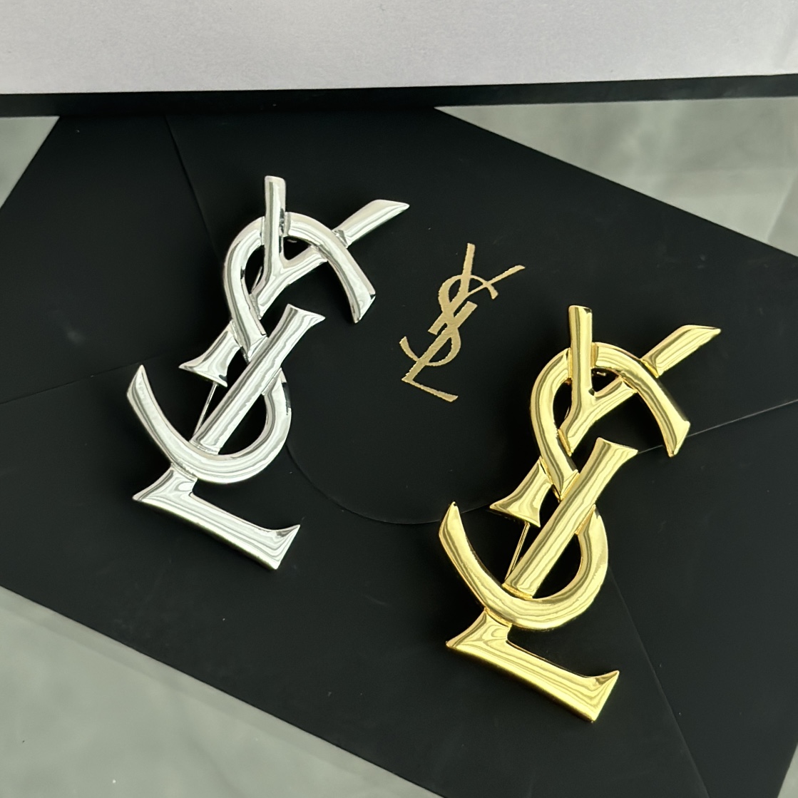 BYB053 YVES LSY LOGO Brooch pin in metal - ccjewelryacc