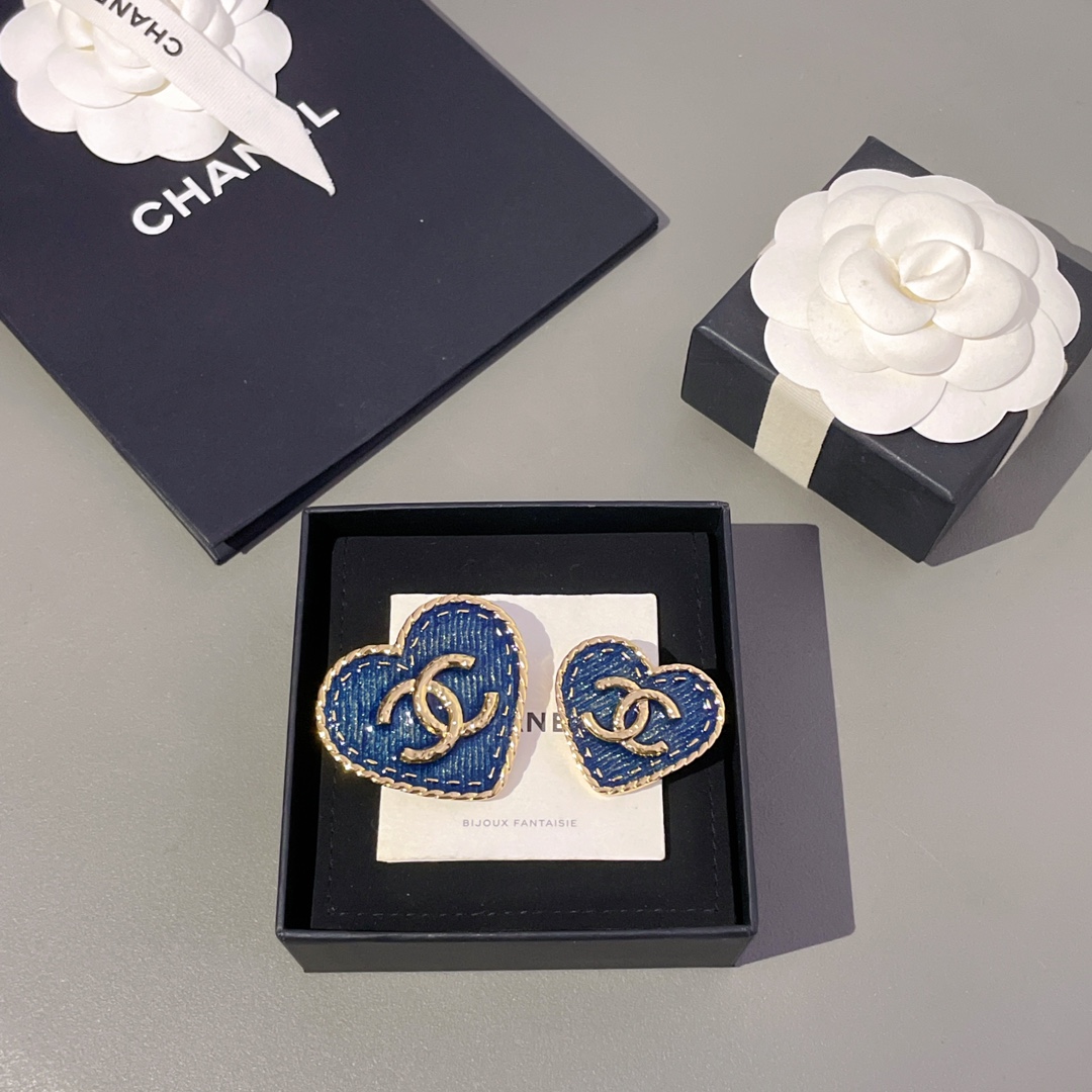 BCB318 Denim fabric texture Heart shape with CC logo brooch pin - ccjewelryacc